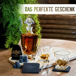 Whisiskey - Whisky Karaffe – Twisted Dekanter Set - Whiskey Karaffe Set - 1000ML - Geschenke Für Männer - Inkl. 8 Whisky Steine, Zange & 2 Whisky Gläser -Küchenbedarf Geschäft 1f8633169e6cef22d3f77ee1bc0799e5